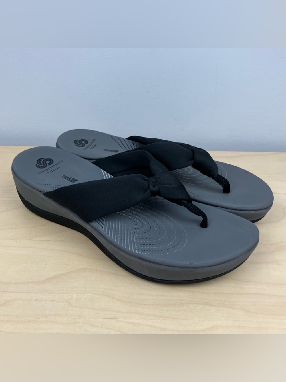 Clarks Cloudsteppers Women’s Size 10.0 M Arla Gilson Black Thong Wedge Sandals